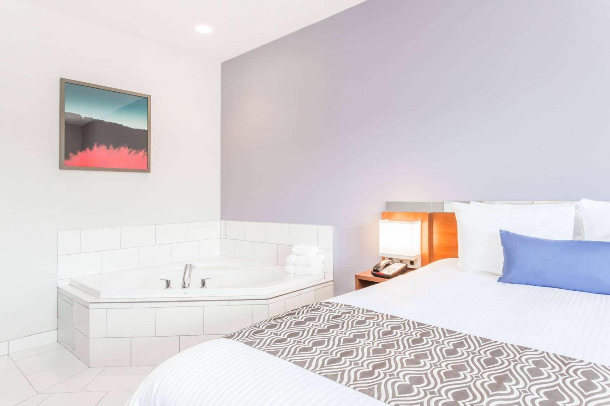 Microtel Inn & Suites Sault Ste. Marie Luaran gambar